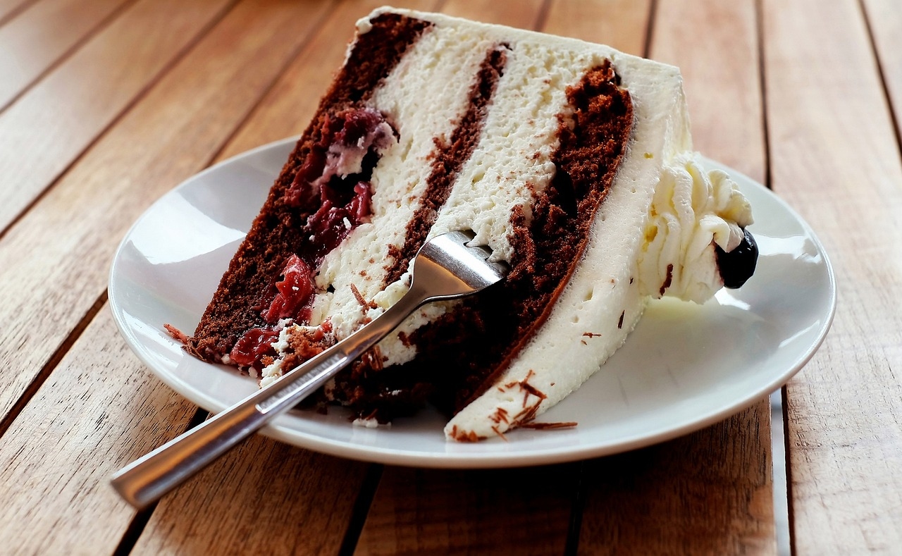 Uma fatia de bolo de dois amores.