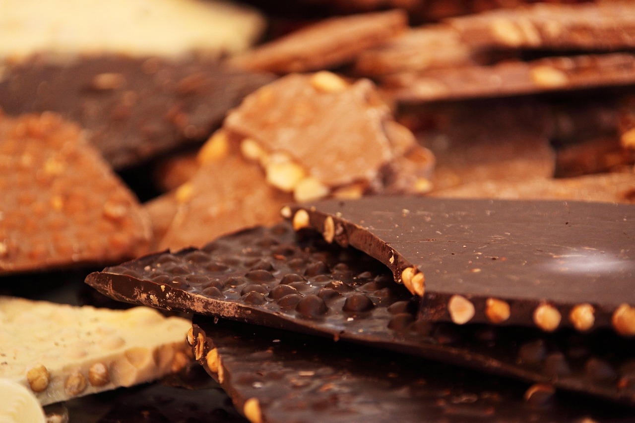 Uma imagem de várias barras de chocolate