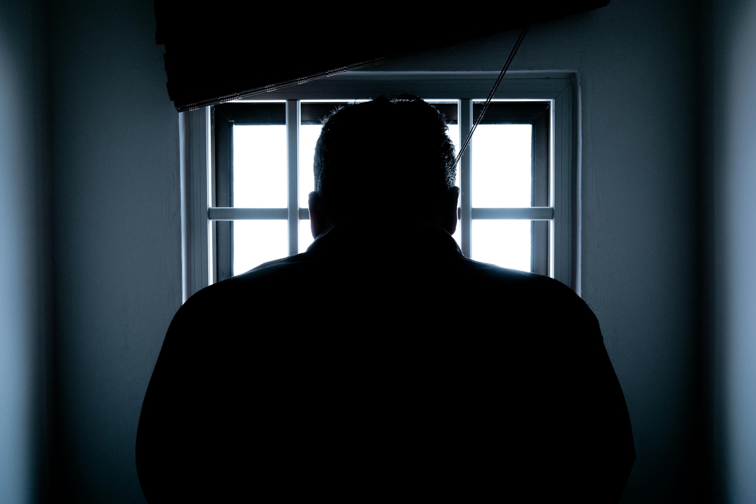 Sombra de um homem na frente de uma janela